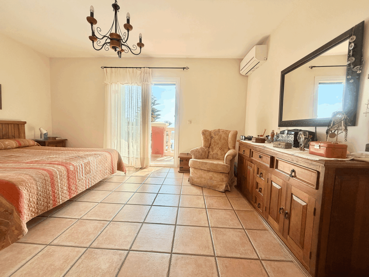 Hermosa casa con preciosas vistas al mar a escasos metros de distancia de la playa en Alcaidesa