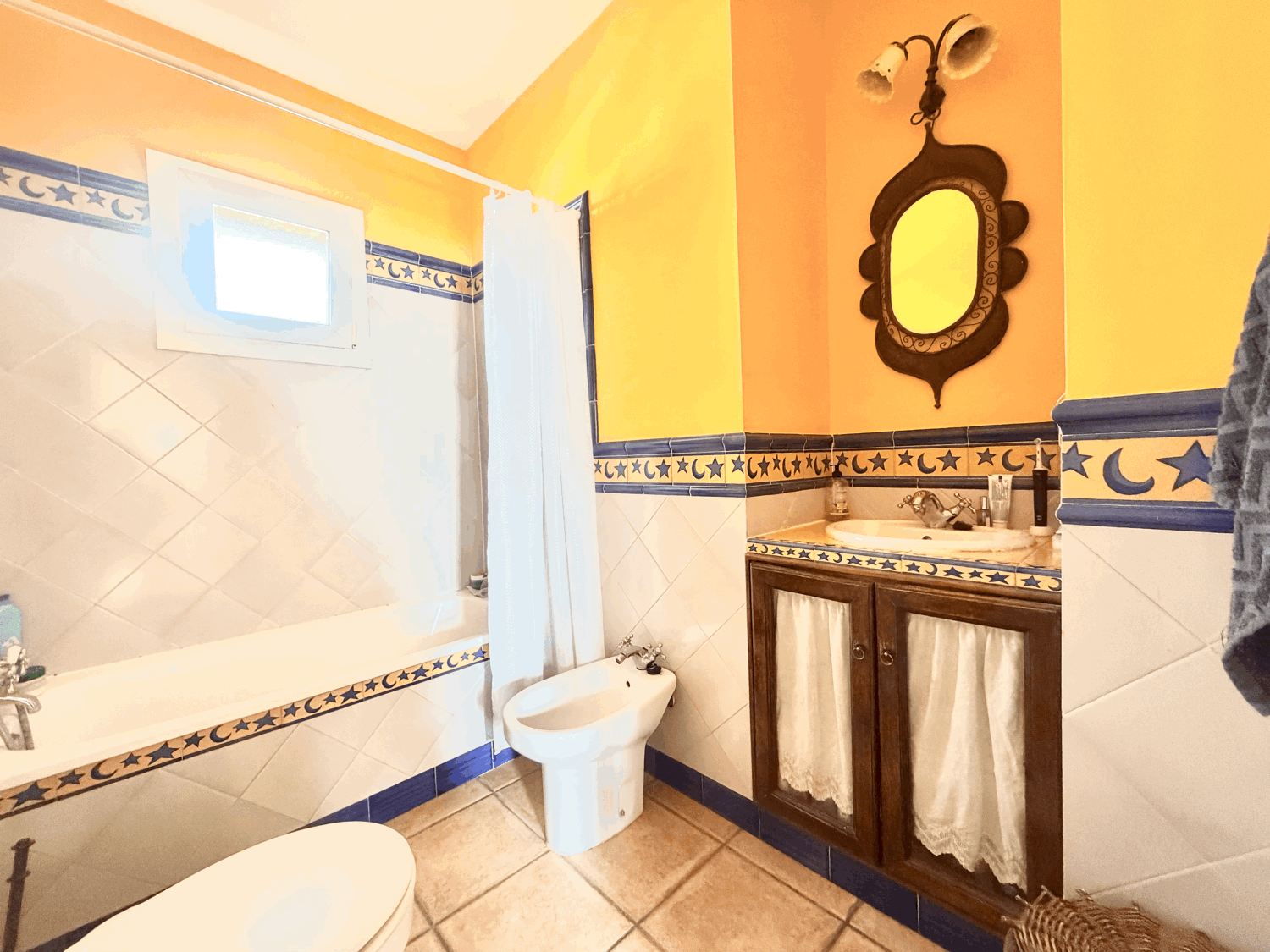 Hermosa casa con preciosas vistas al mar a escasos metros de distancia de la playa en Alcaidesa