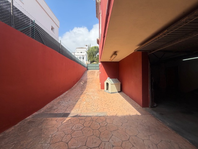 Hermosa casa con preciosas vistas al mar a escasos metros de distancia de la playa en Alcaidesa