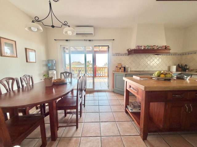 Hermosa casa con preciosas vistas al mar a escasos metros de distancia de la playa en Alcaidesa