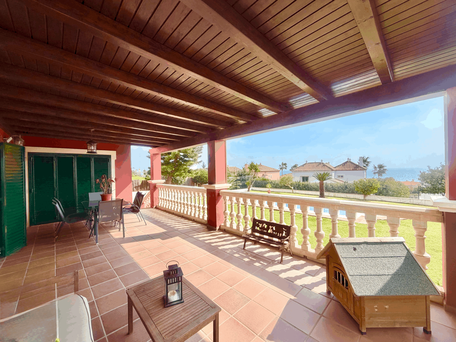 Hermosa casa con preciosas vistas al mar a escasos metros de distancia de la playa en Alcaidesa