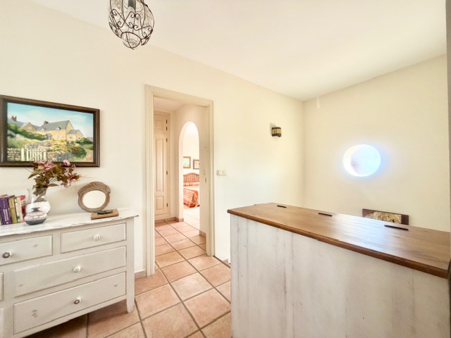 Hermosa casa con preciosas vistas al mar a escasos metros de distancia de la playa en Alcaidesa