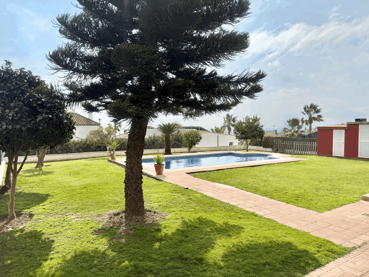 Hermosa casa con preciosas vistas al mar a escasos metros de distancia de la playa en Alcaidesa