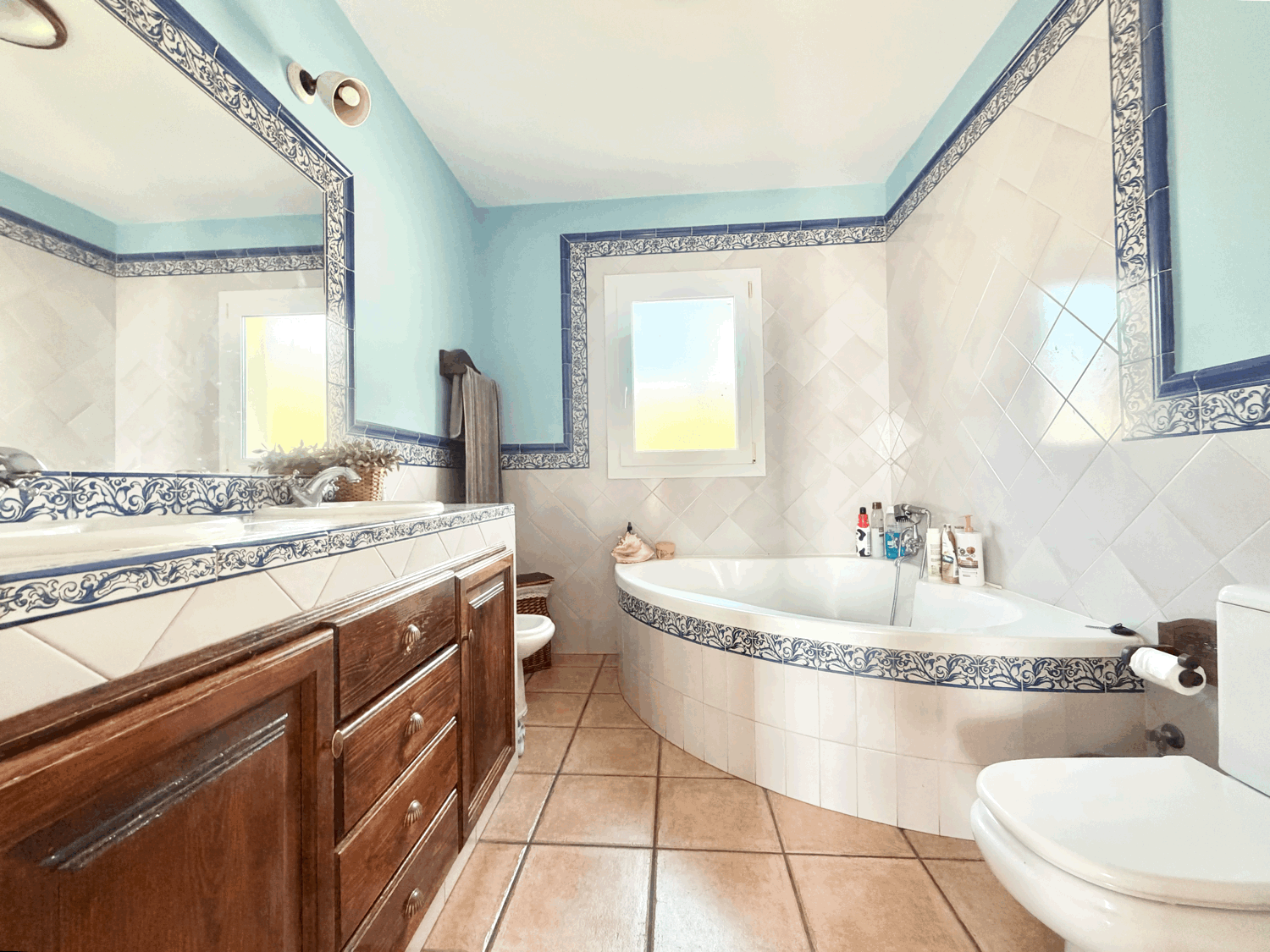 Hermosa casa con preciosas vistas al mar a escasos metros de distancia de la playa en Alcaidesa