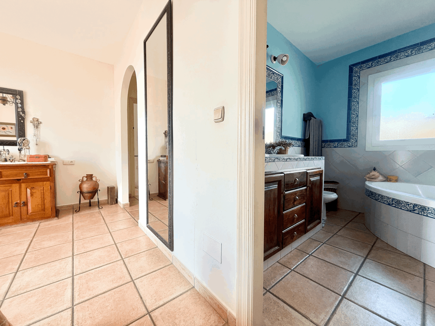 Hermosa casa con preciosas vistas al mar a escasos metros de distancia de la playa en Alcaidesa