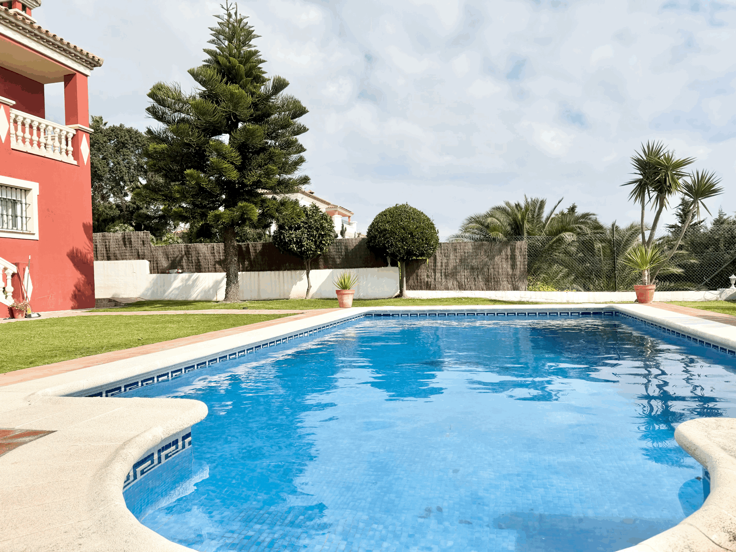 Hermosa casa con preciosas vistas al mar a escasos metros de distancia de la playa en Alcaidesa