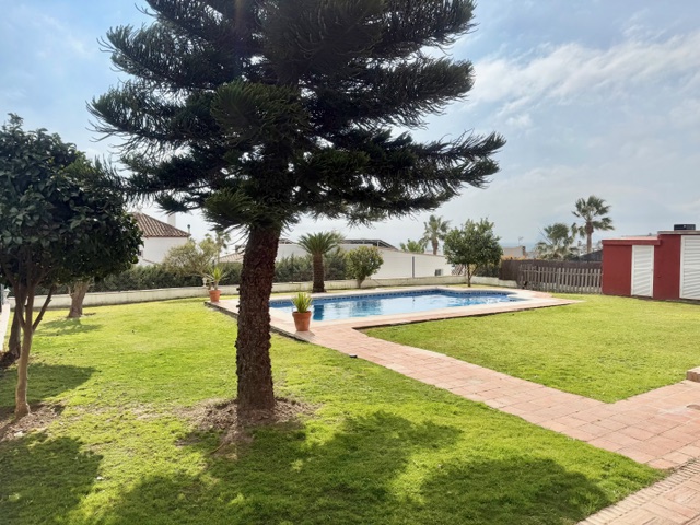 Hermosa casa con preciosas vistas al mar a escasos metros de distancia de la playa en Alcaidesa