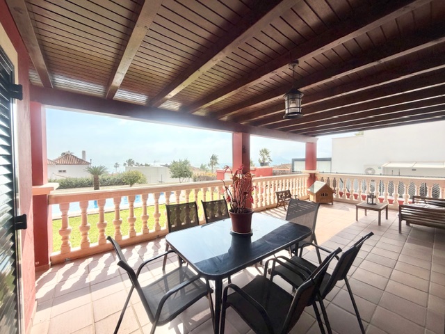 Hermosa casa con preciosas vistas al mar a escasos metros de distancia de la playa en Alcaidesa