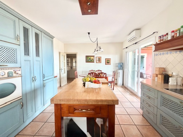 Hermosa casa con preciosas vistas al mar a escasos metros de distancia de la playa en Alcaidesa