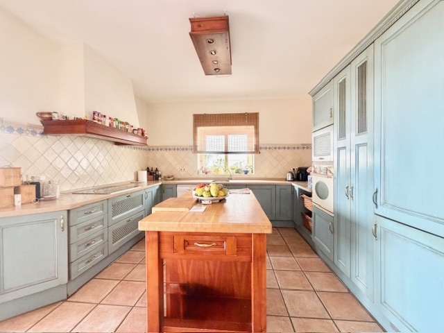 Hermosa casa con preciosas vistas al mar a escasos metros de distancia de la playa en Alcaidesa