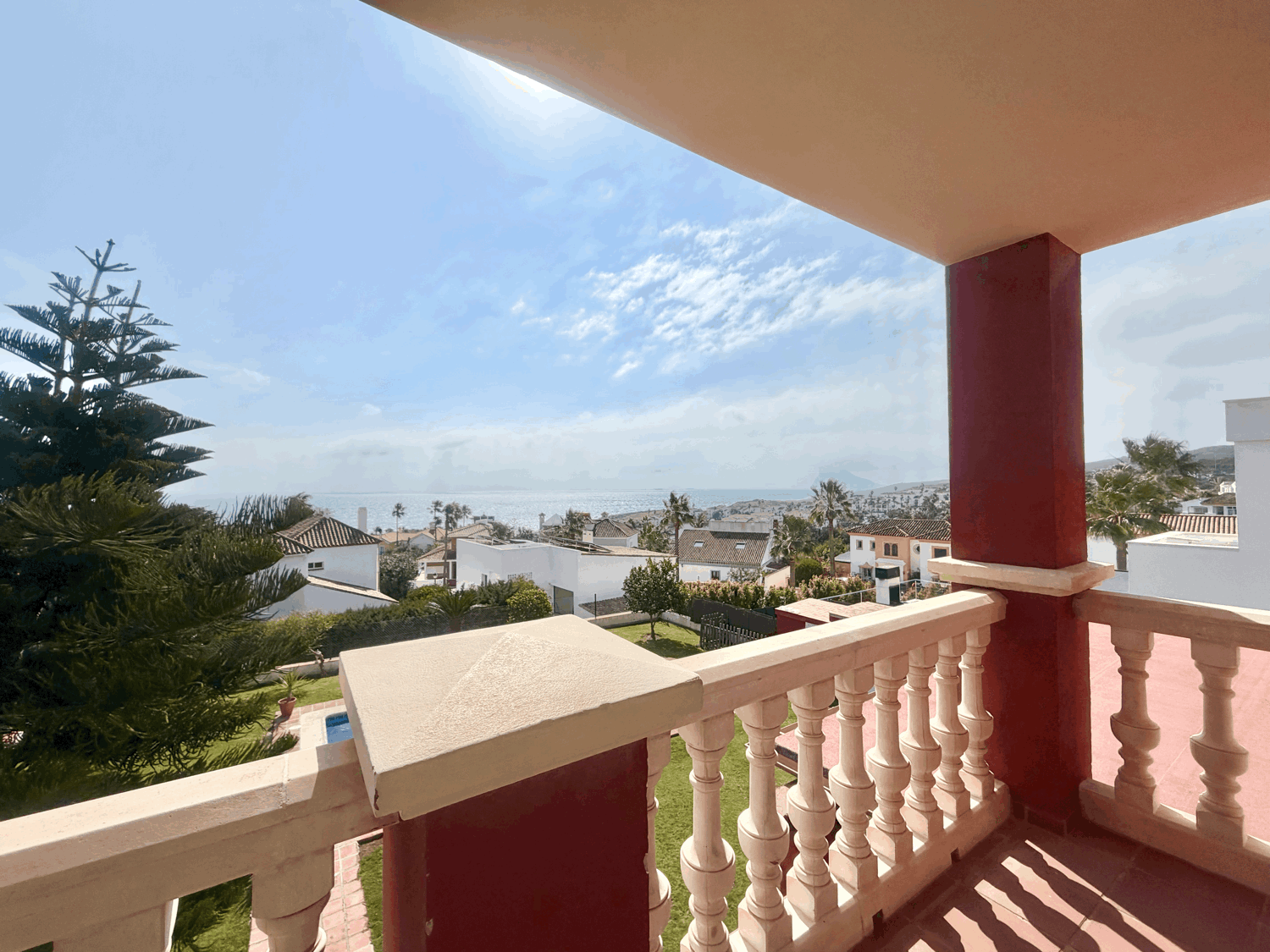 Hermosa casa con preciosas vistas al mar a escasos metros de distancia de la playa en Alcaidesa