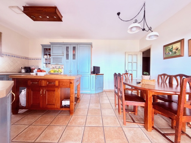 Hermosa casa con preciosas vistas al mar a escasos metros de distancia de la playa en Alcaidesa