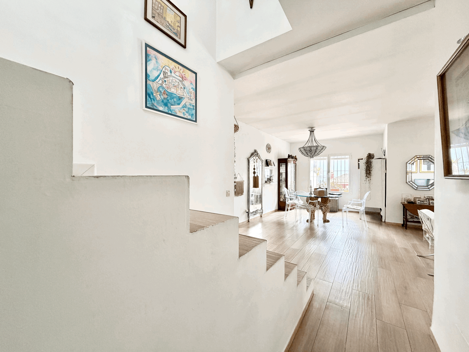 Encantadora casa muy cerca de la playa con preciosas  vistas al mar y Gibraltar en Alcaidesa