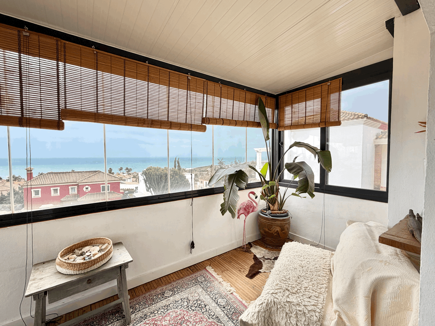 Encantadora casa muy cerca de la playa con preciosas  vistas al mar y Gibraltar en Alcaidesa