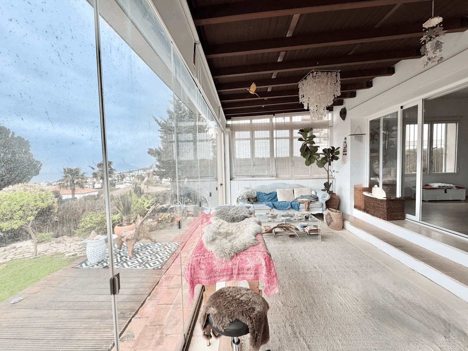 Encantadora casa muy cerca de la playa con preciosas  vistas al mar y Gibraltar en Alcaidesa