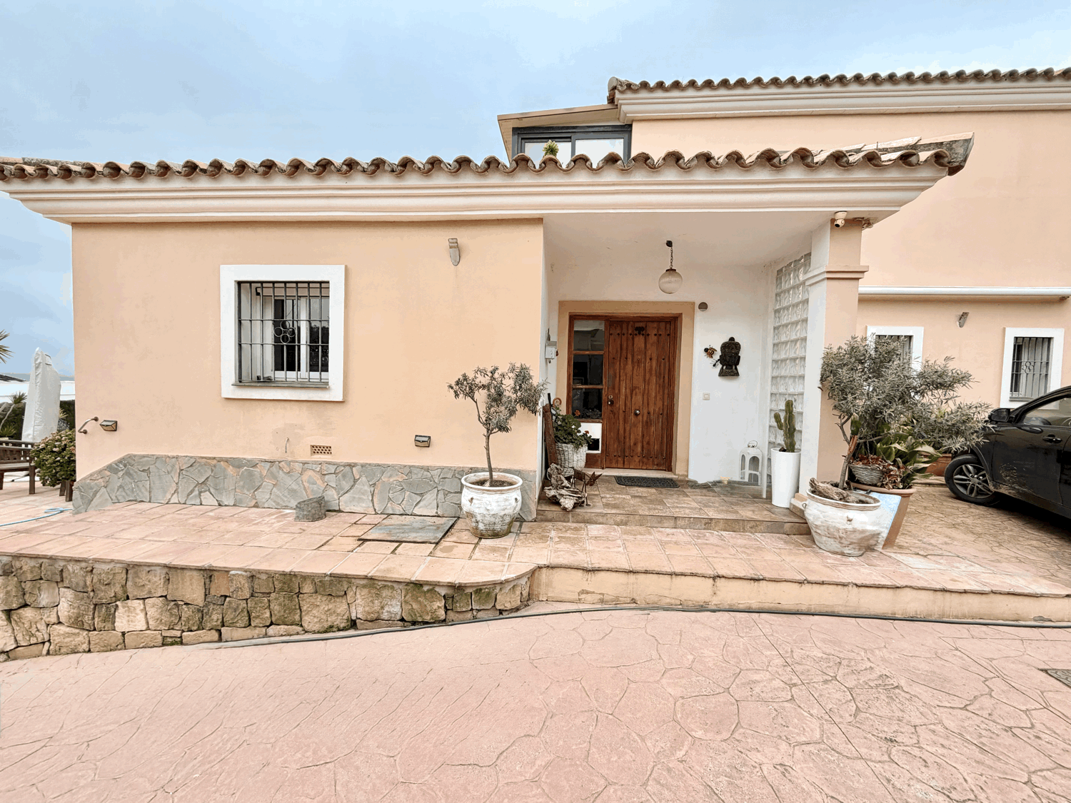 Encantadora casa muy cerca de la playa con preciosas  vistas al mar y Gibraltar en Alcaidesa