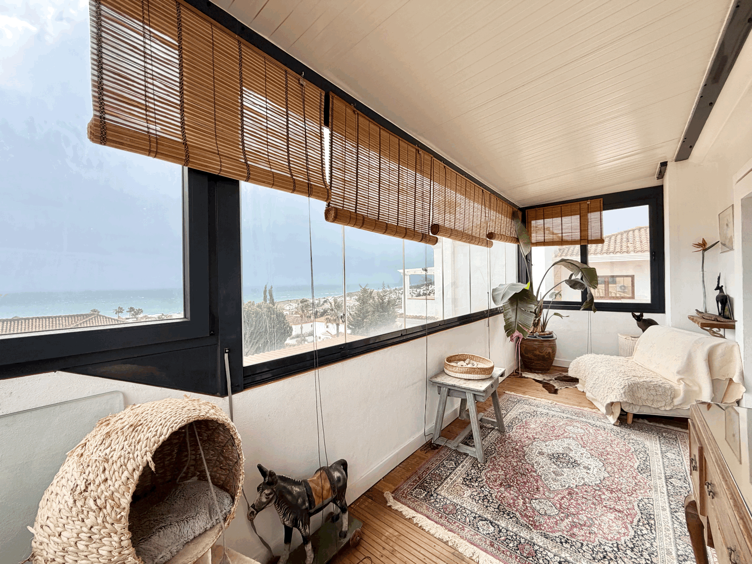 Encantadora casa muy cerca de la playa con preciosas  vistas al mar y Gibraltar en Alcaidesa