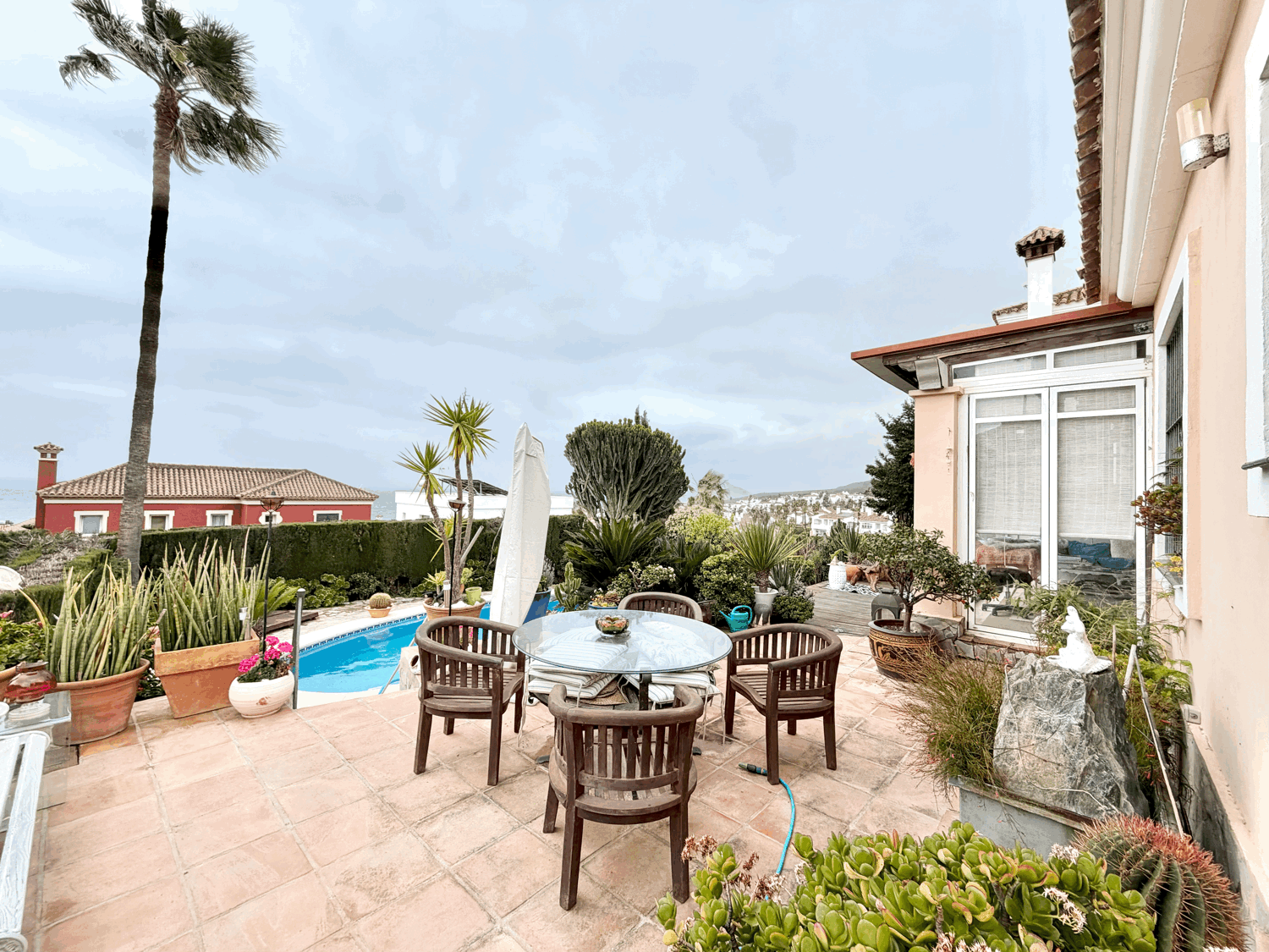 Encantadora casa muy cerca de la playa con preciosas  vistas al mar y Gibraltar en Alcaidesa