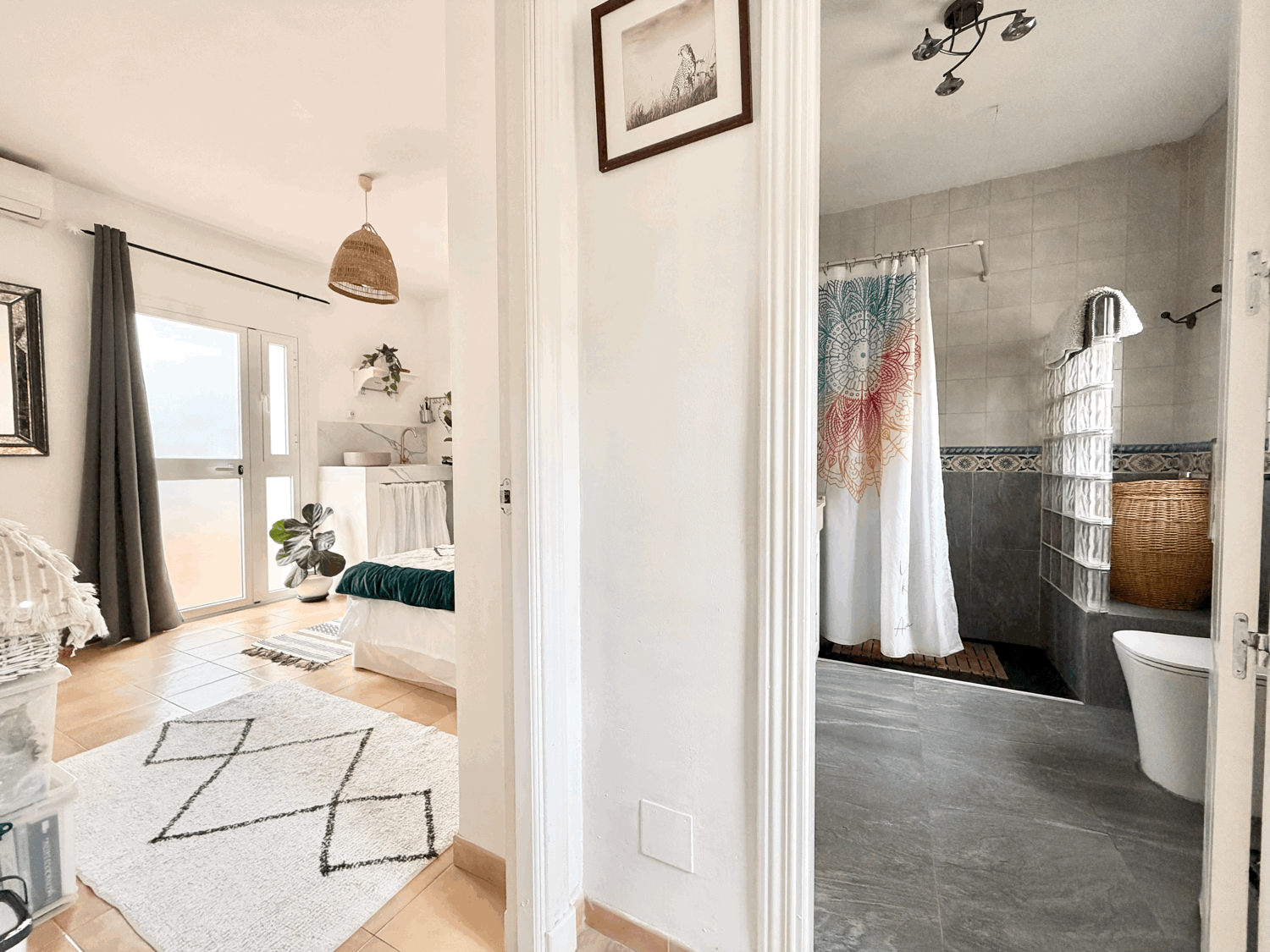 Encantadora casa muy cerca de la playa con preciosas  vistas al mar y Gibraltar en Alcaidesa