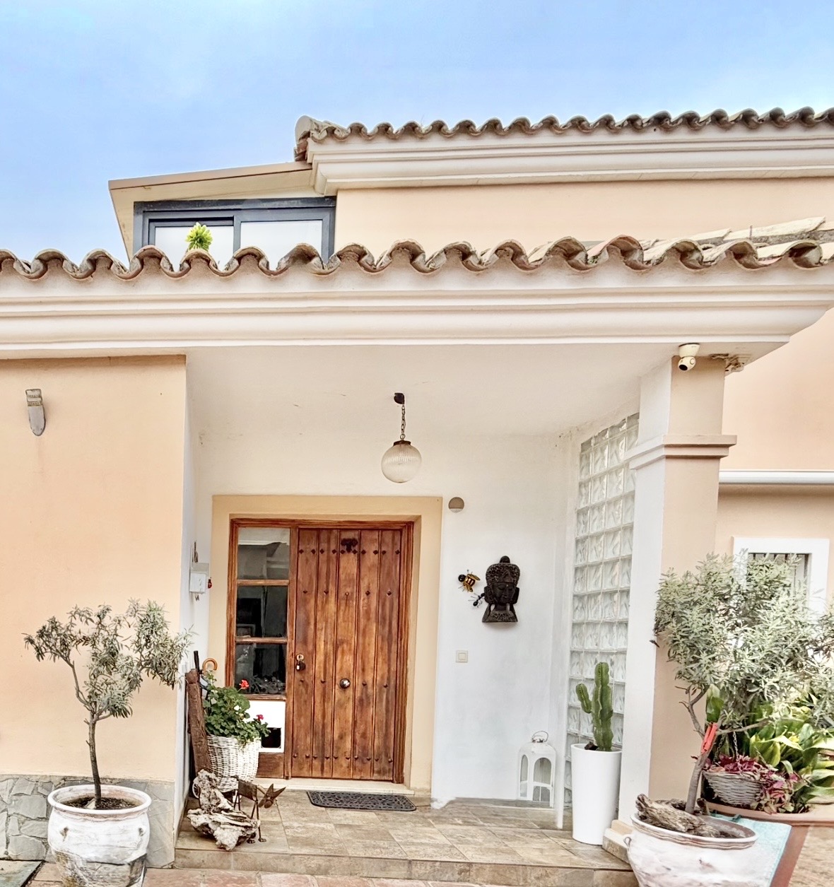 Encantadora casa muy cerca de la playa con preciosas  vistas al mar y Gibraltar en Alcaidesa