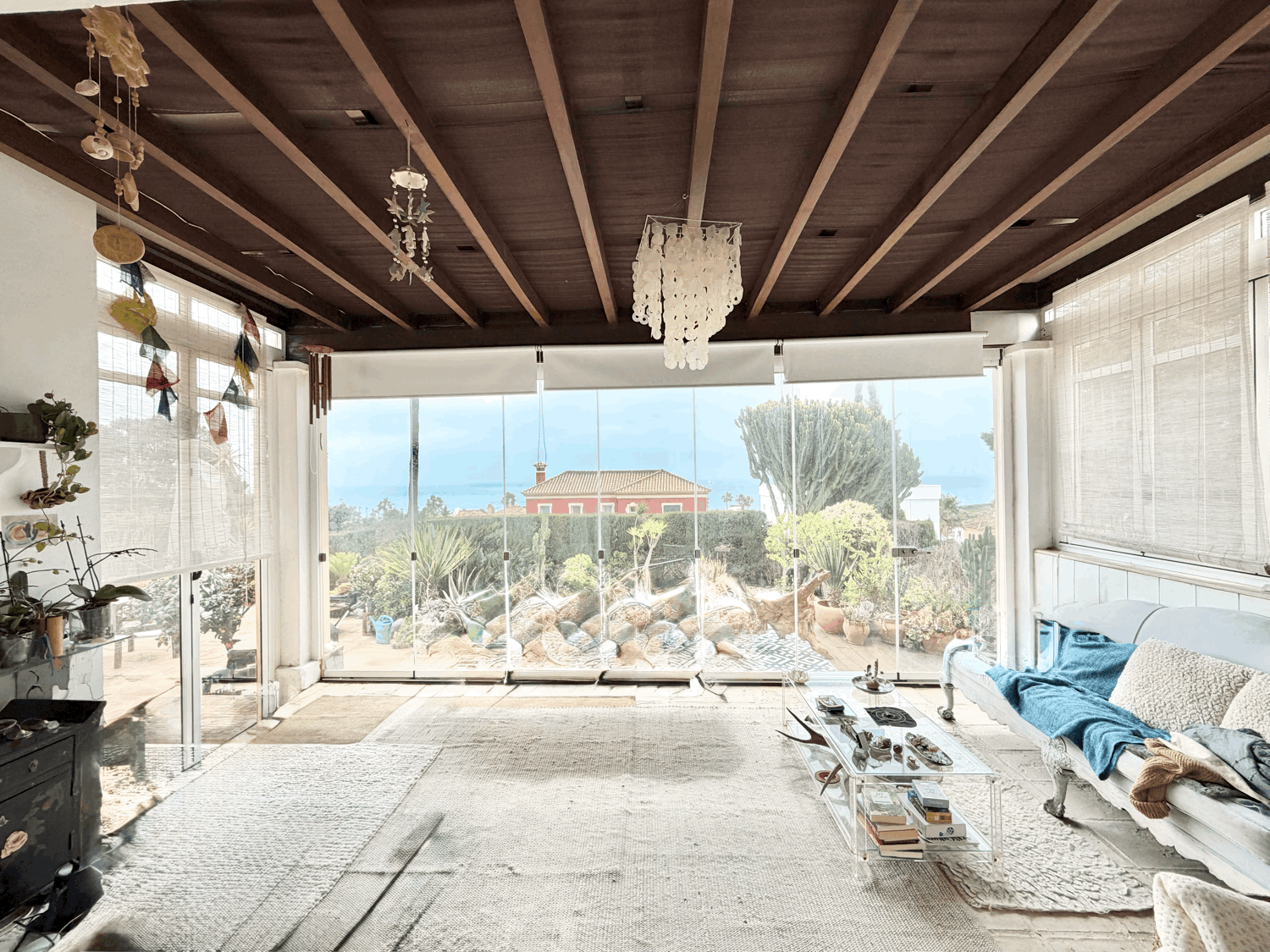 Encantadora casa muy cerca de la playa con preciosas  vistas al mar y Gibraltar en Alcaidesa