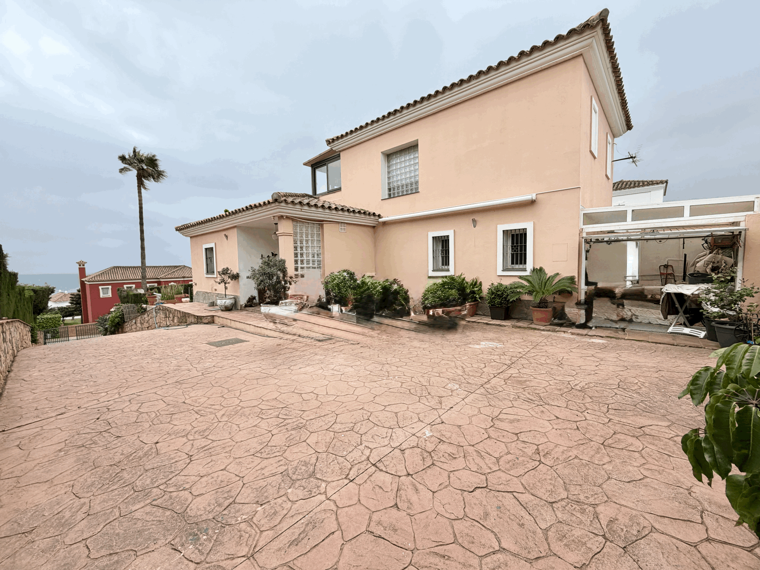 Encantadora casa muy cerca de la playa con preciosas  vistas al mar y Gibraltar en Alcaidesa