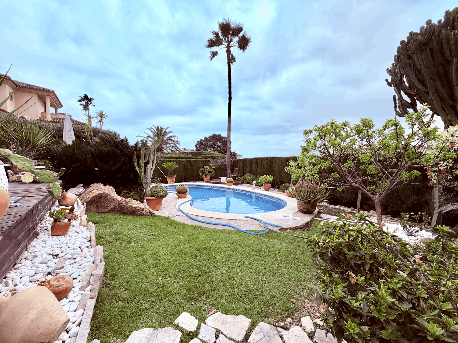 Encantadora casa muy cerca de la playa con preciosas  vistas al mar y Gibraltar en Alcaidesa