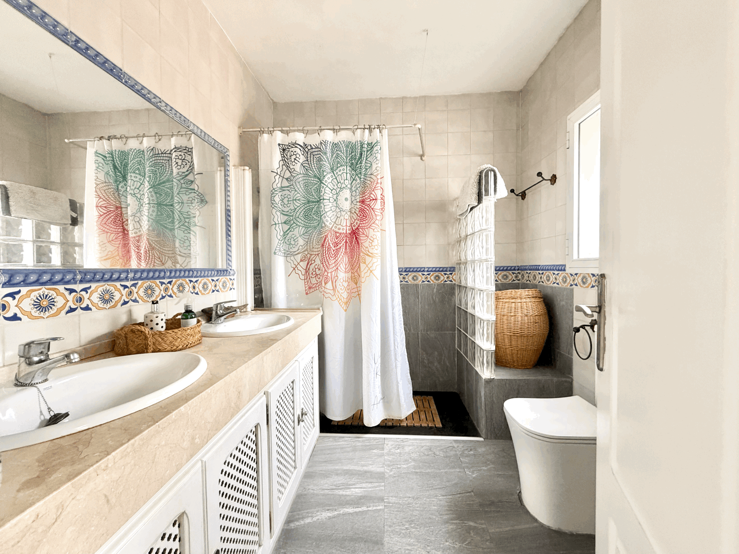 Encantadora casa muy cerca de la playa con preciosas  vistas al mar y Gibraltar en Alcaidesa