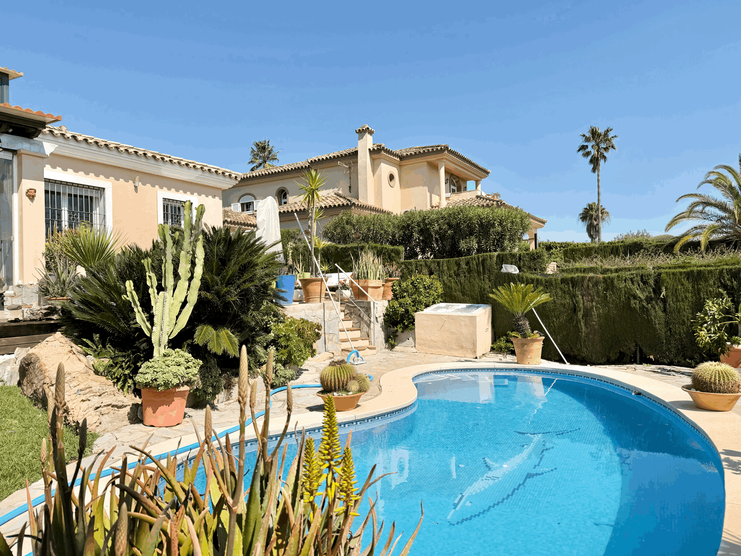 Encantadora casa muy cerca de la playa con preciosas  vistas al mar y Gibraltar en Alcaidesa