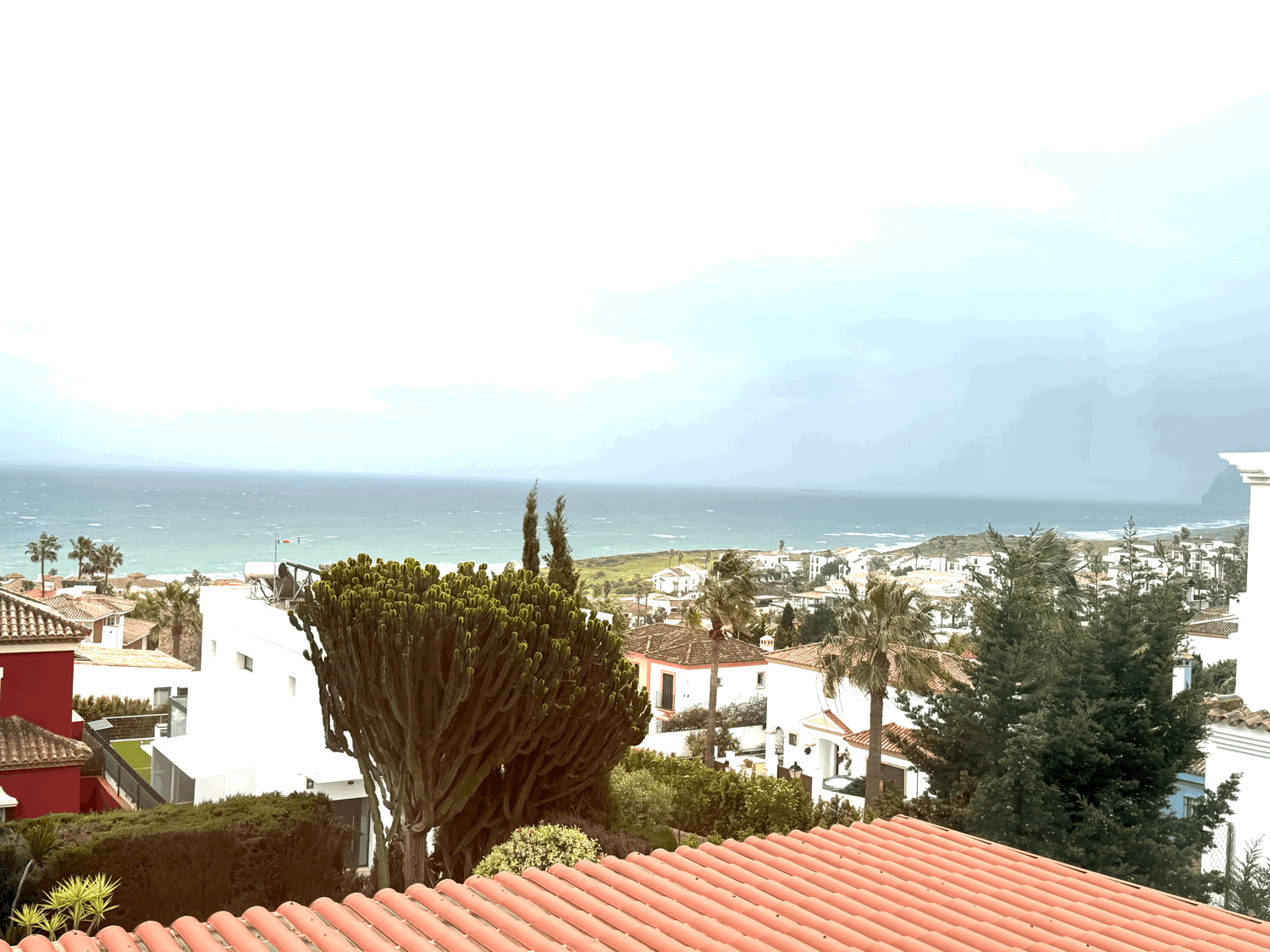 Encantadora casa muy cerca de la playa con preciosas  vistas al mar y Gibraltar en Alcaidesa
