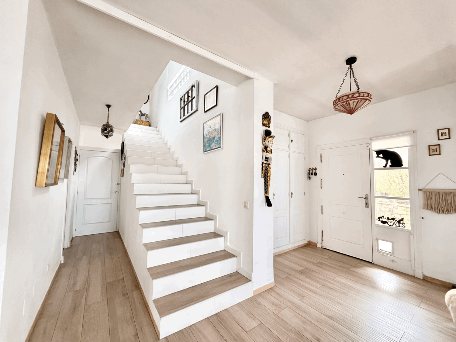 Encantadora casa muy cerca de la playa con preciosas  vistas al mar y Gibraltar en Alcaidesa