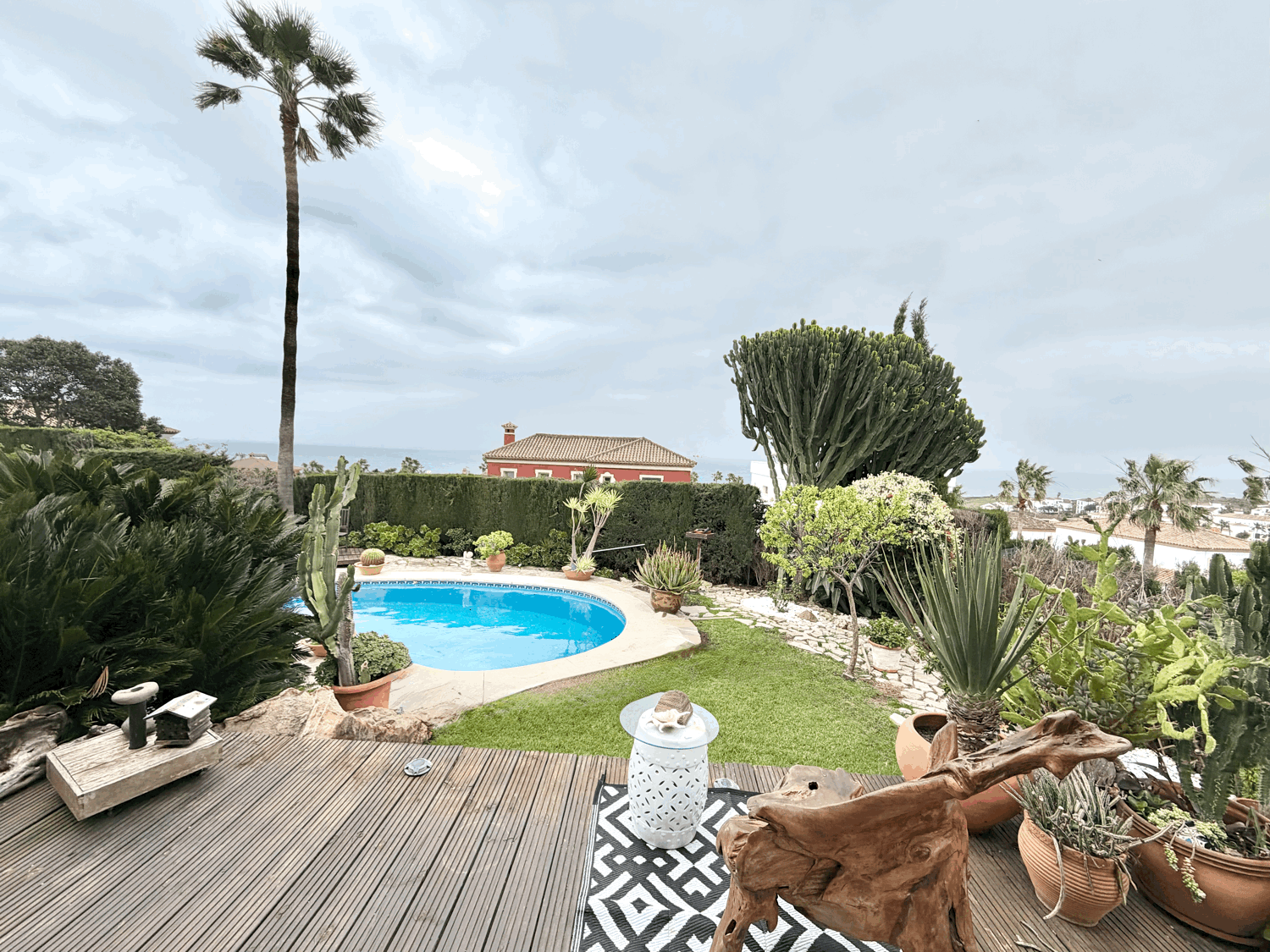 Encantadora casa muy cerca de la playa con preciosas  vistas al mar y Gibraltar en Alcaidesa