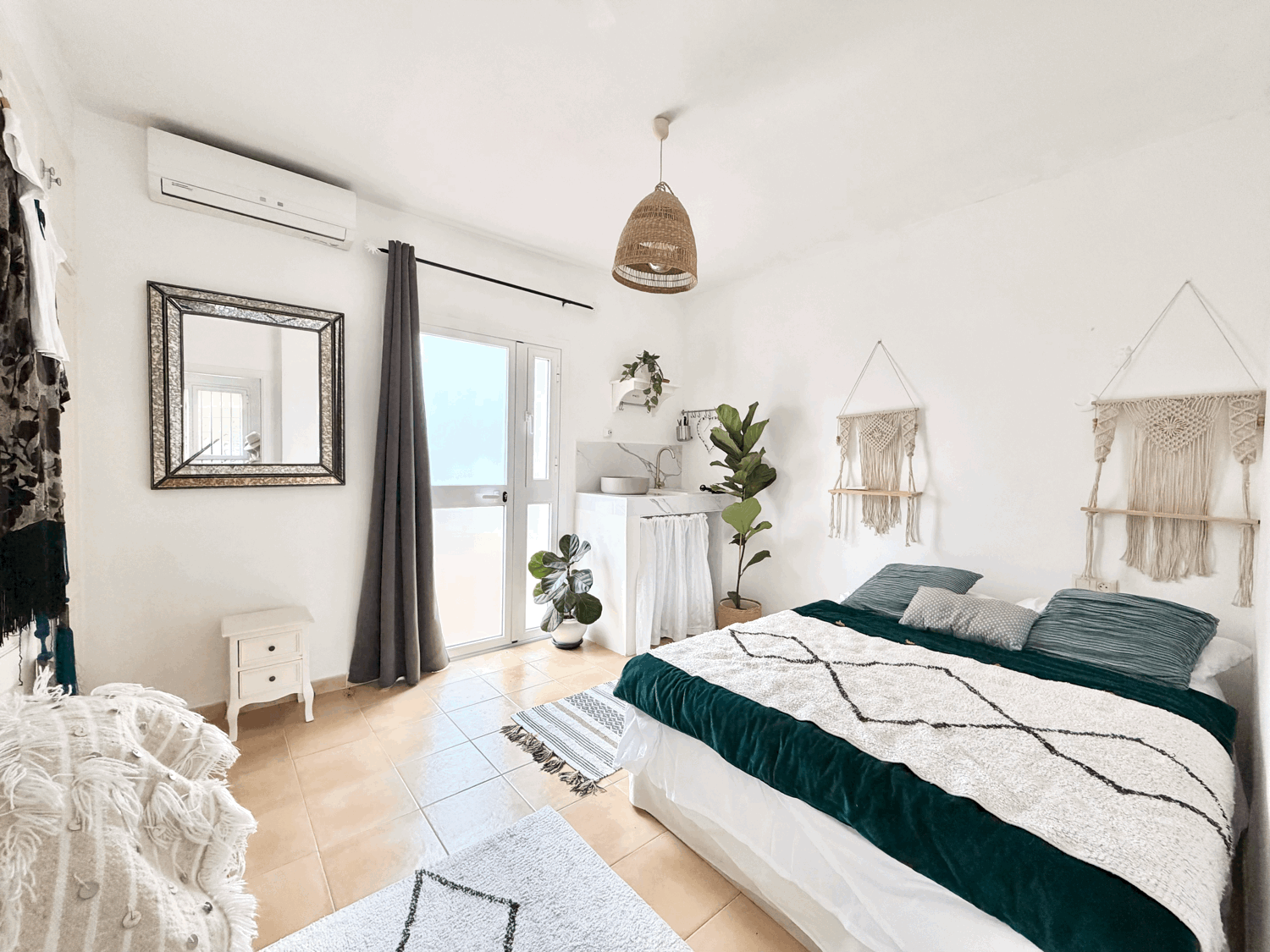 Encantadora casa muy cerca de la playa con preciosas  vistas al mar y Gibraltar en Alcaidesa