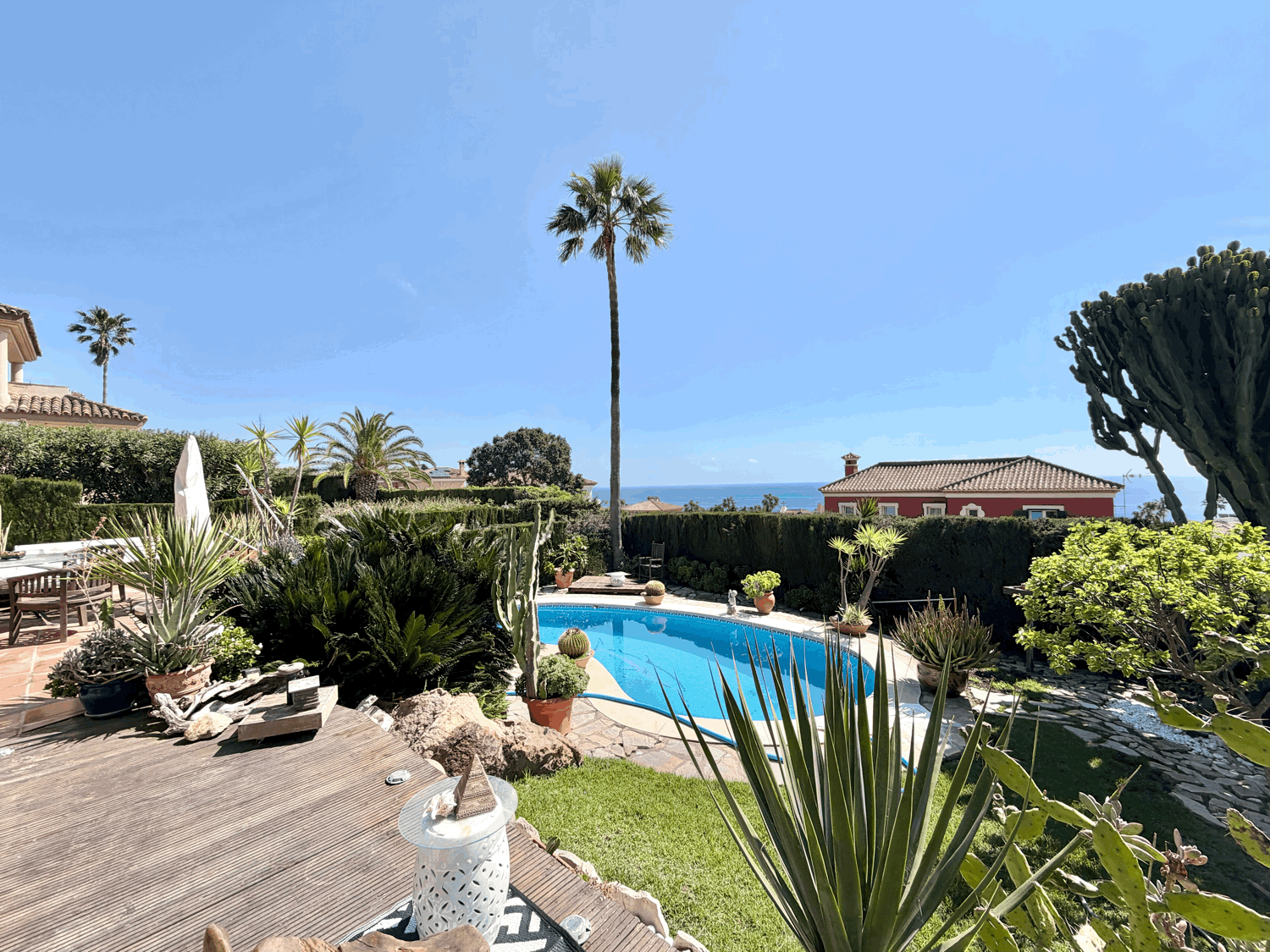 Encantadora casa muy cerca de la playa con preciosas  vistas al mar y Gibraltar en Alcaidesa