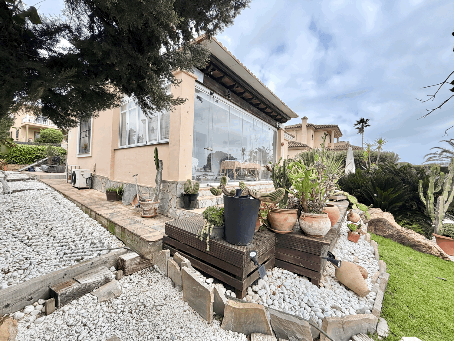 Encantadora casa muy cerca de la playa con preciosas  vistas al mar y Gibraltar en Alcaidesa