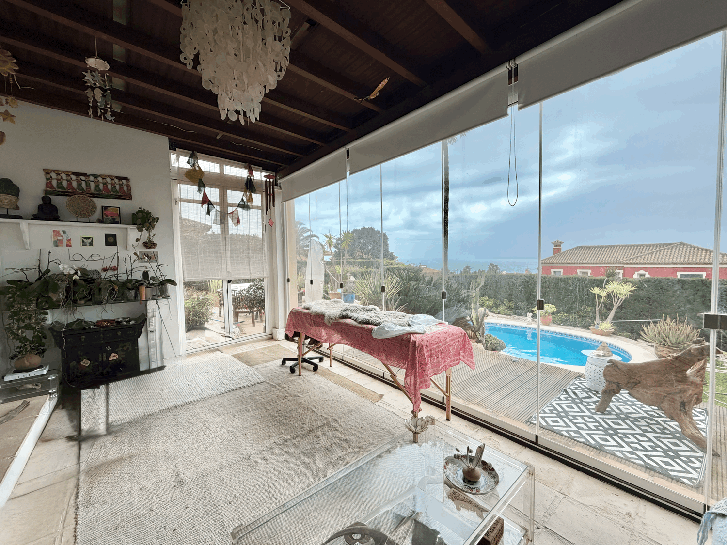 Encantadora casa muy cerca de la playa con preciosas  vistas al mar y Gibraltar en Alcaidesa