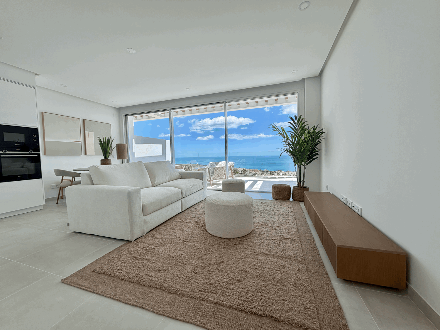 Espectaculares vistas al mar y Gibraltar  desde este apartamento de dos dormitorios en Alcaidesa