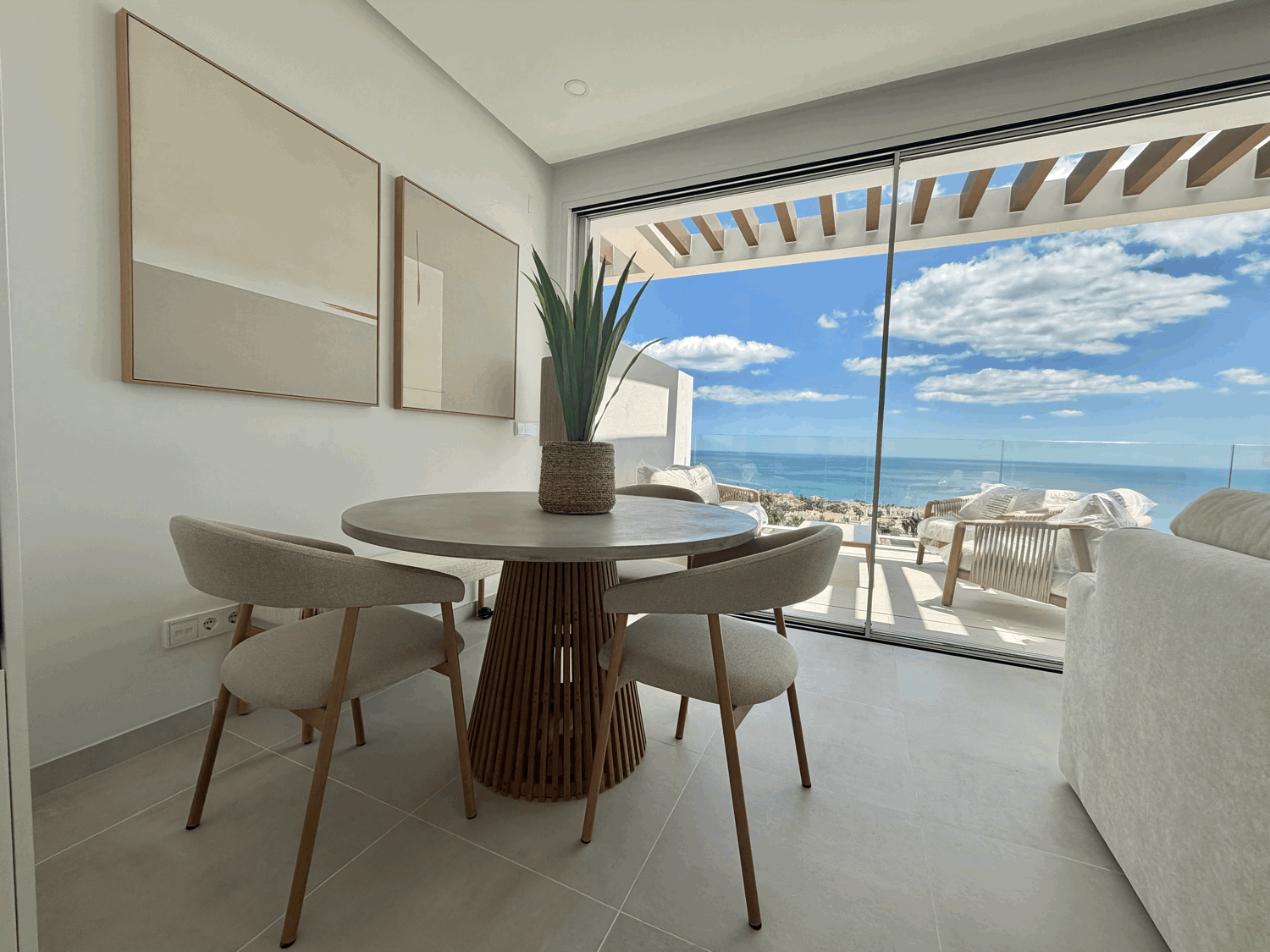 Espectaculares vistas al mar y Gibraltar  desde este apartamento de dos dormitorios en Alcaidesa