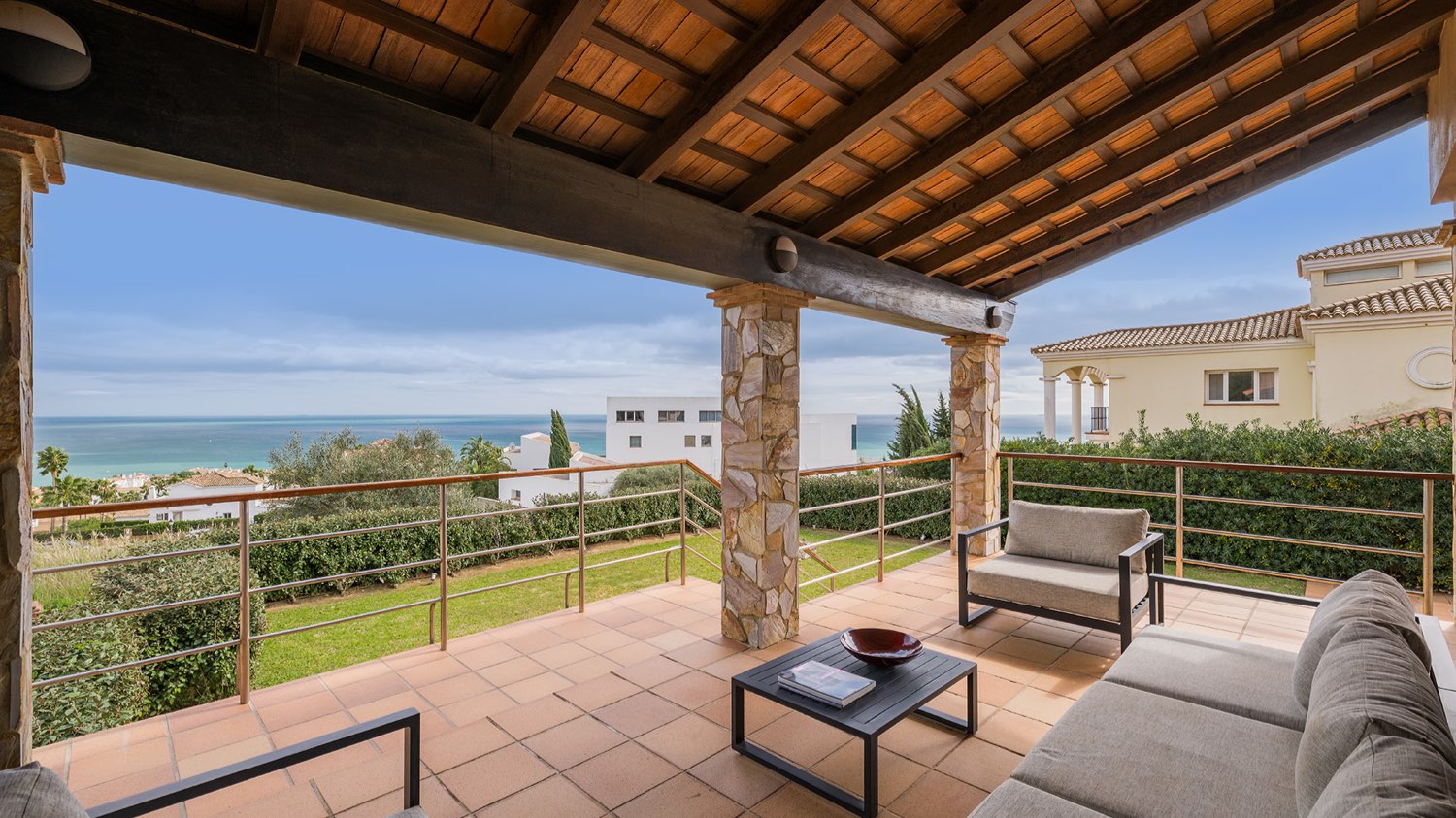 Hermosa y acogedora  villa con espectaculares vistas al mar en Alcaidesa