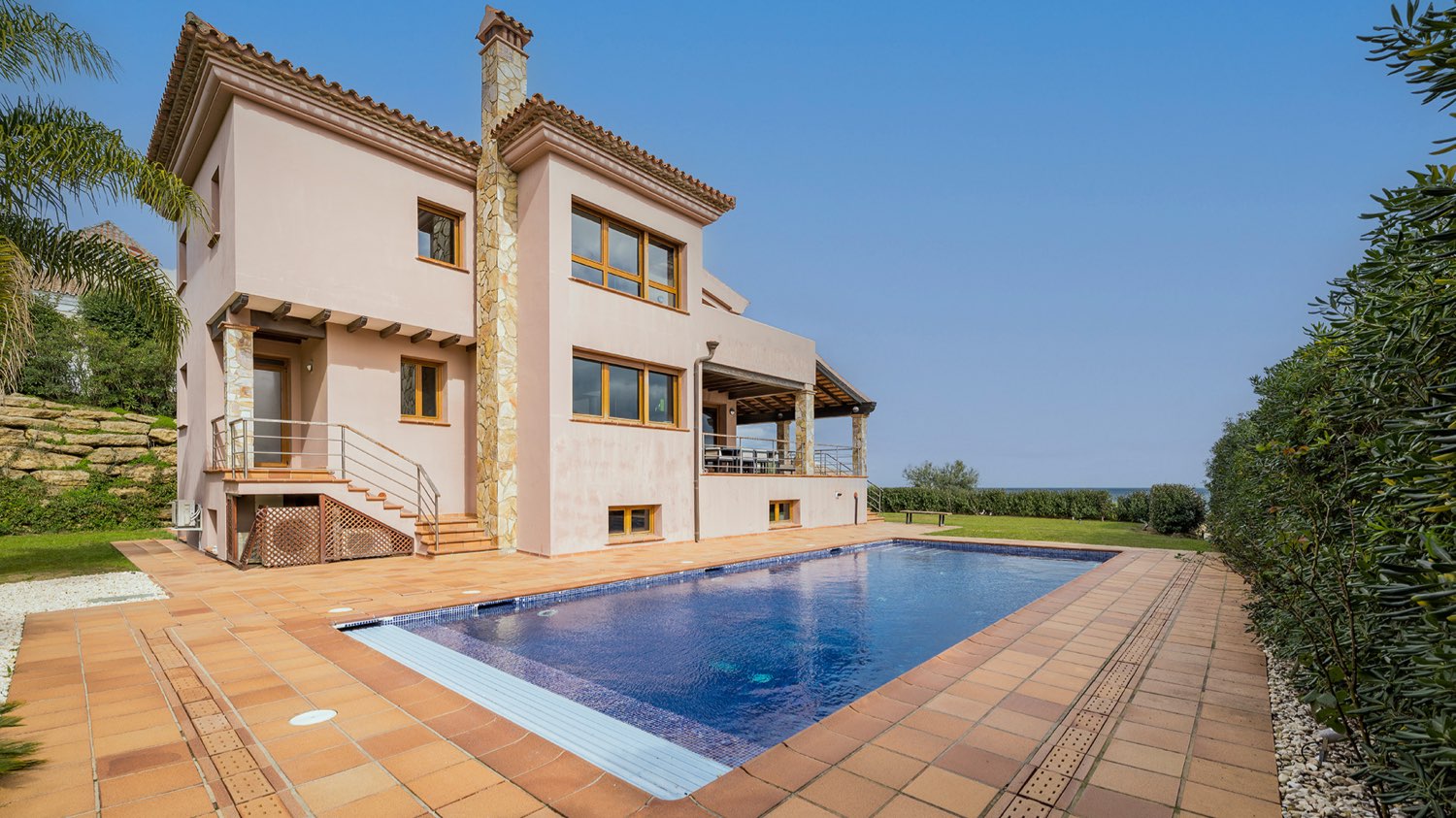 Hermosa y acogedora  villa con espectaculares vistas al mar en Alcaidesa
