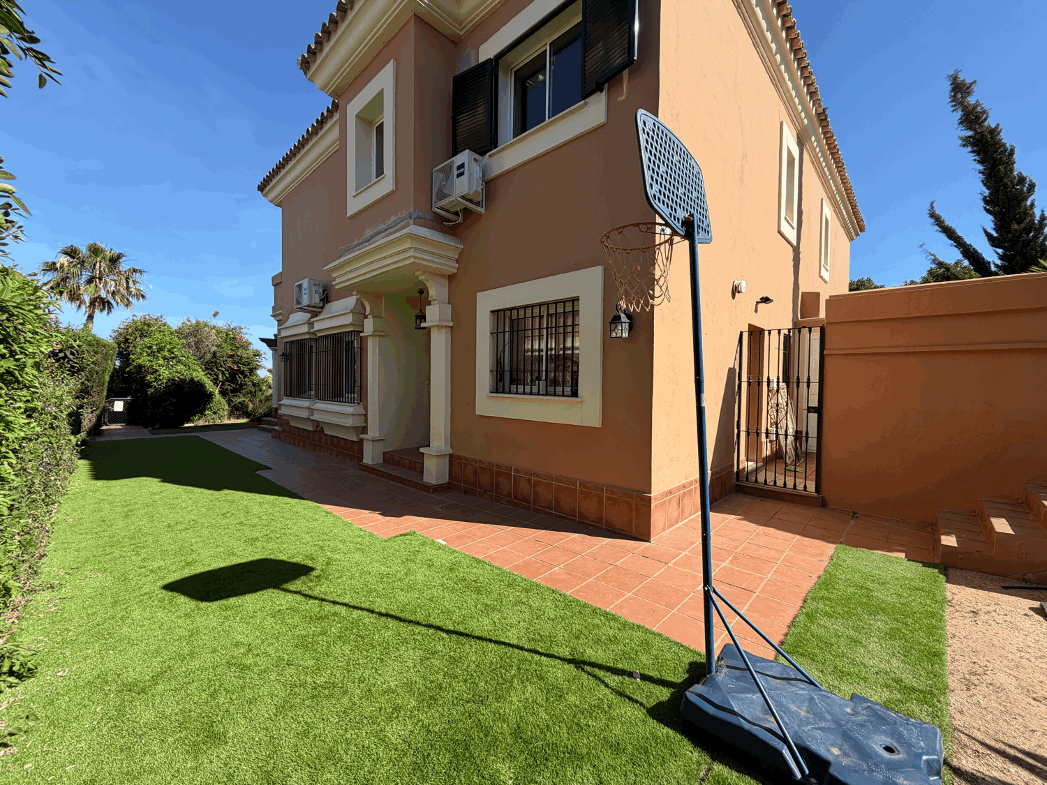 Splendid three-bedroom semi-detached house with garden in Alcaidesa