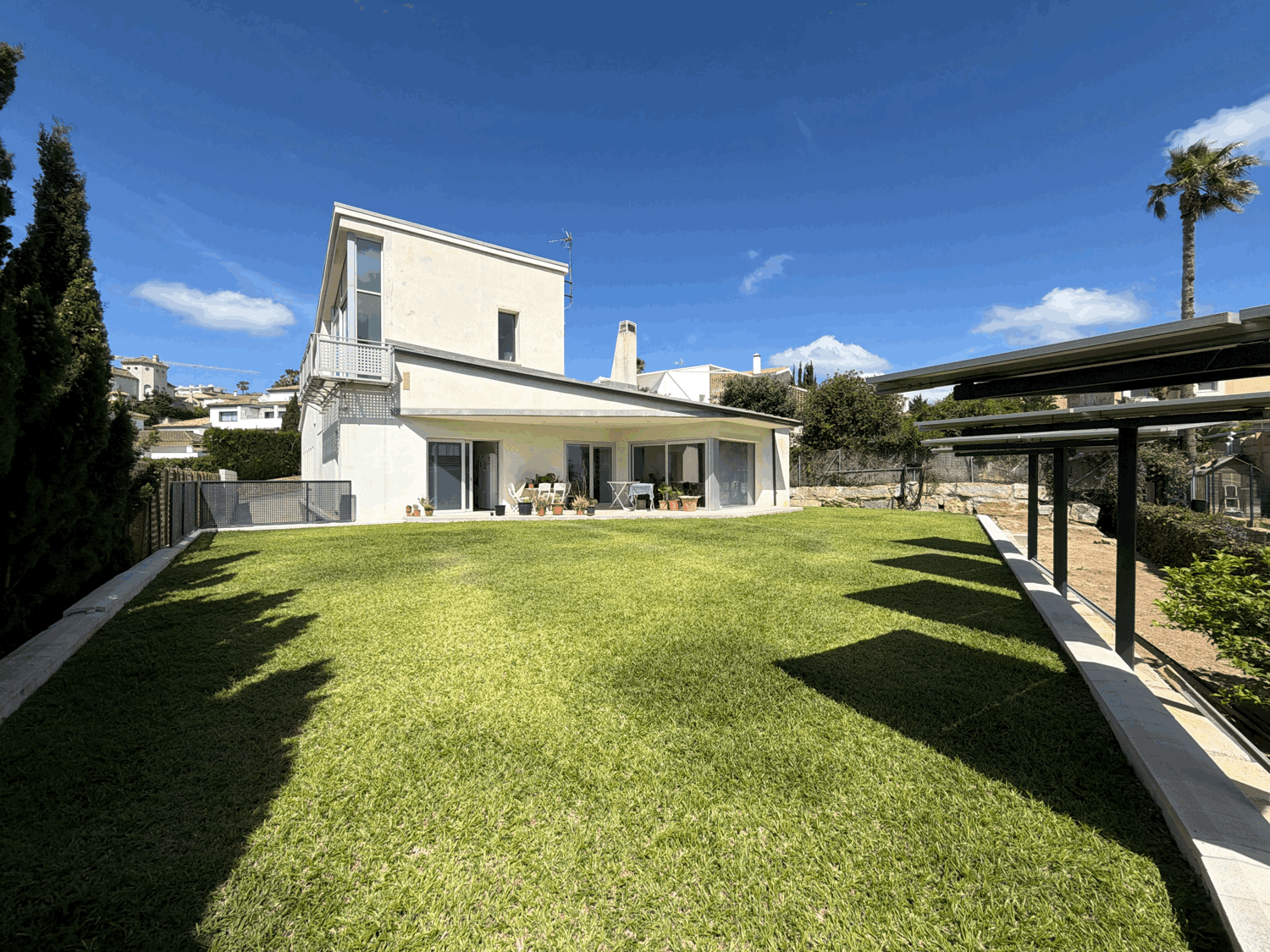 Hermosa villa de diseño moderno de cuatro dormitorios en Alcaidesa