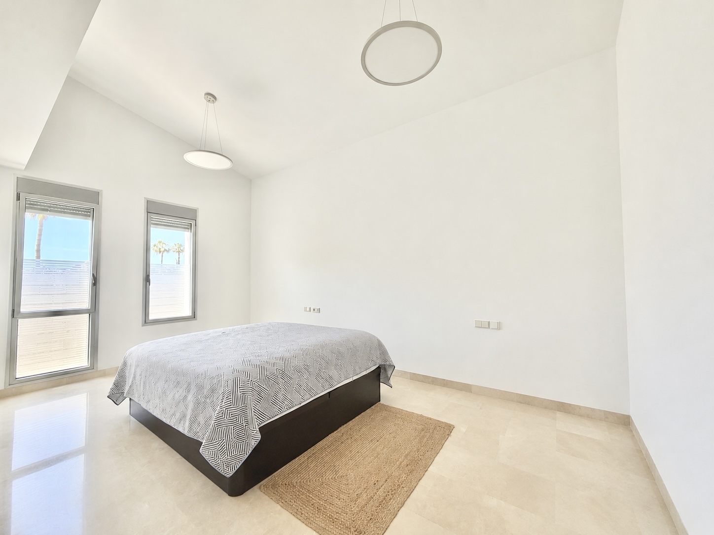 Hermosa villa de diseño moderno de cuatro dormitorios en Alcaidesa