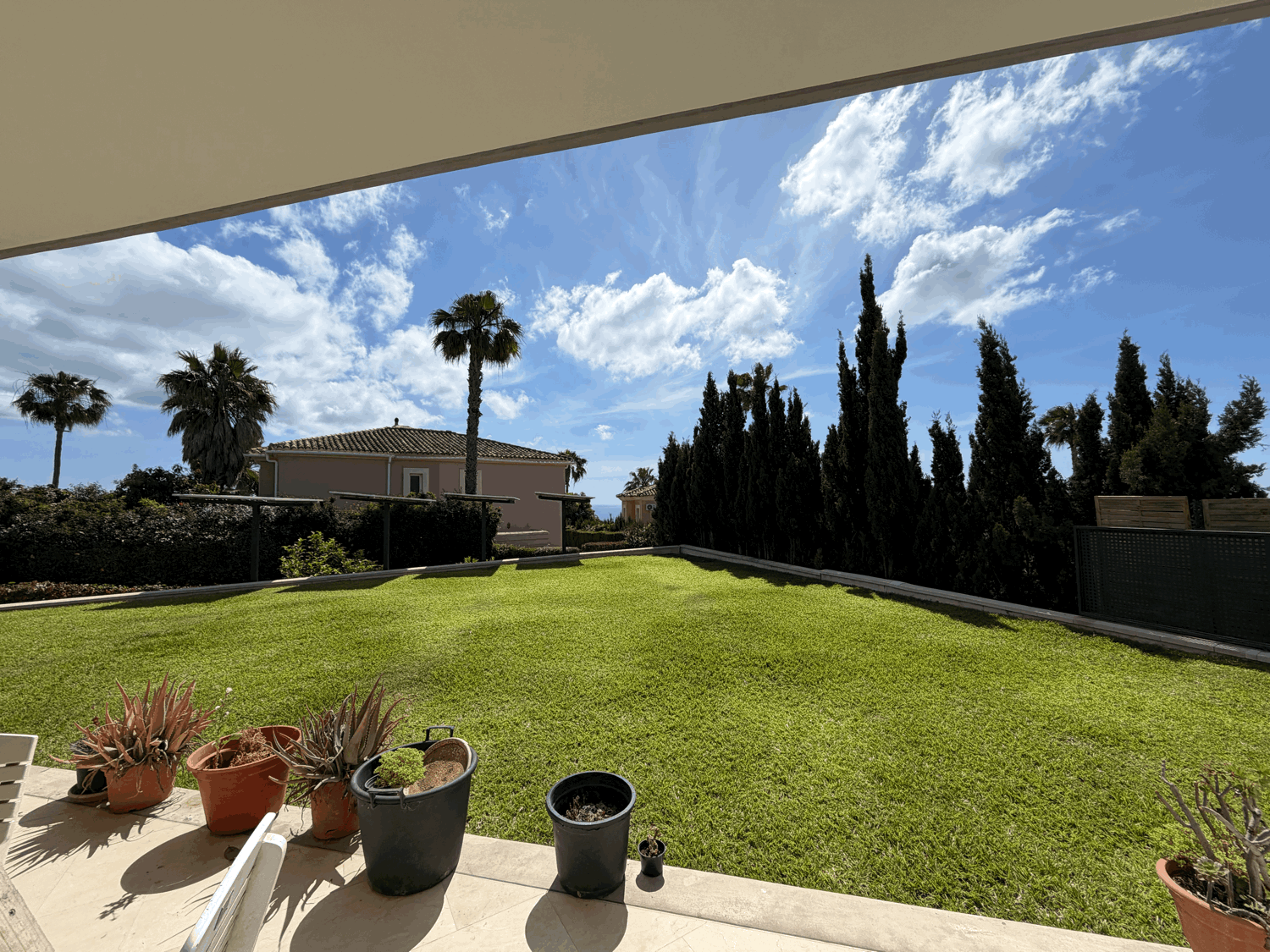 Hermosa villa de diseño moderno de cuatro dormitorios en Alcaidesa