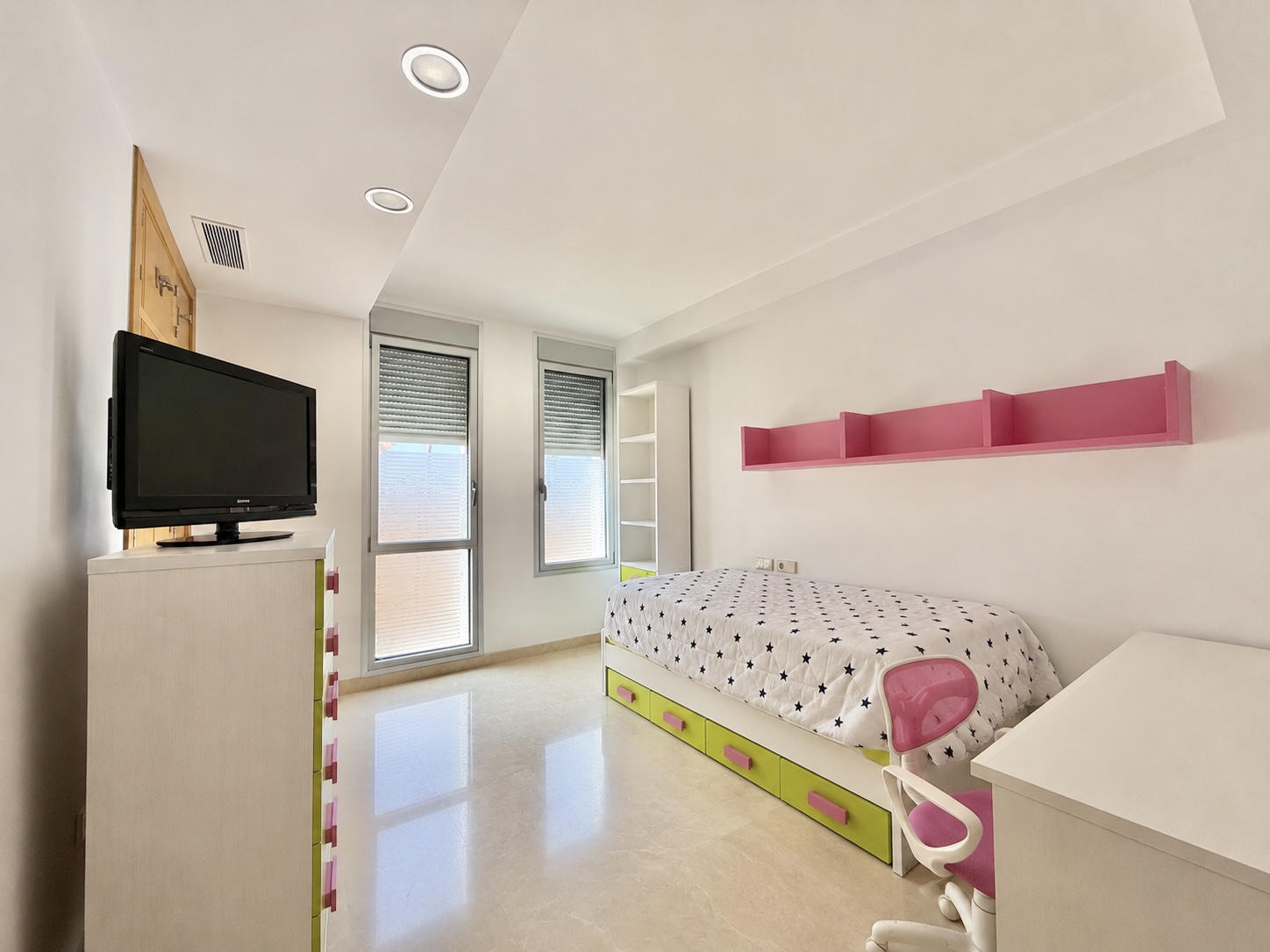 Hermosa villa de diseño moderno de cuatro dormitorios en Alcaidesa