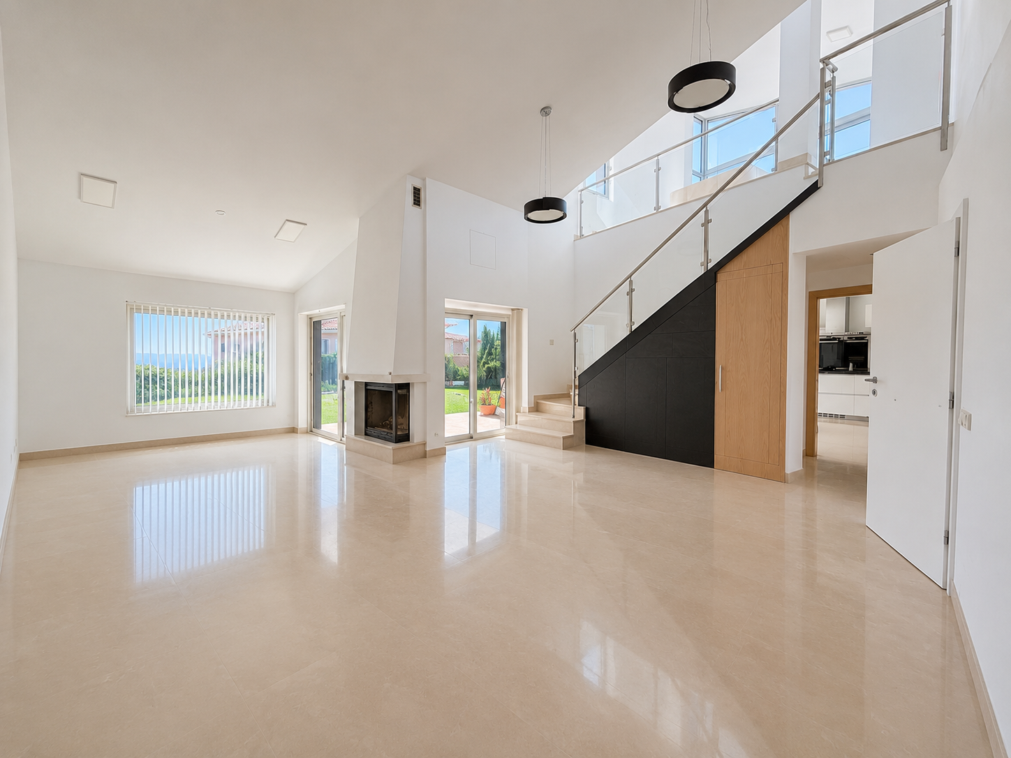 Hermosa villa de diseño moderno de cuatro dormitorios en Alcaidesa