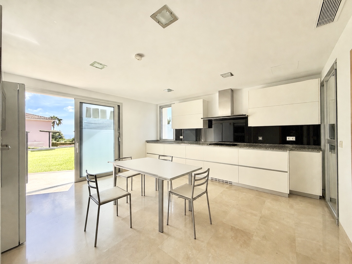 Hermosa villa de diseño moderno de cuatro dormitorios en Alcaidesa