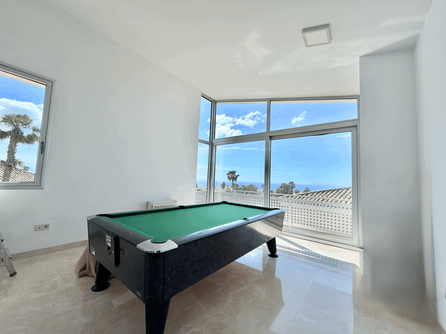 Hermosa villa de diseño moderno de cuatro dormitorios en Alcaidesa