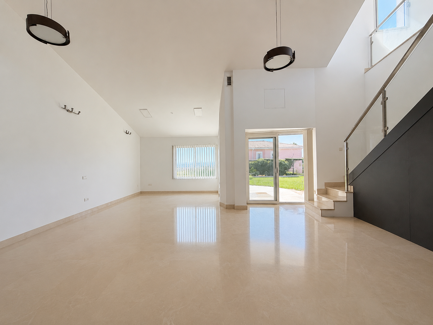 Hermosa villa de diseño moderno de cuatro dormitorios en Alcaidesa