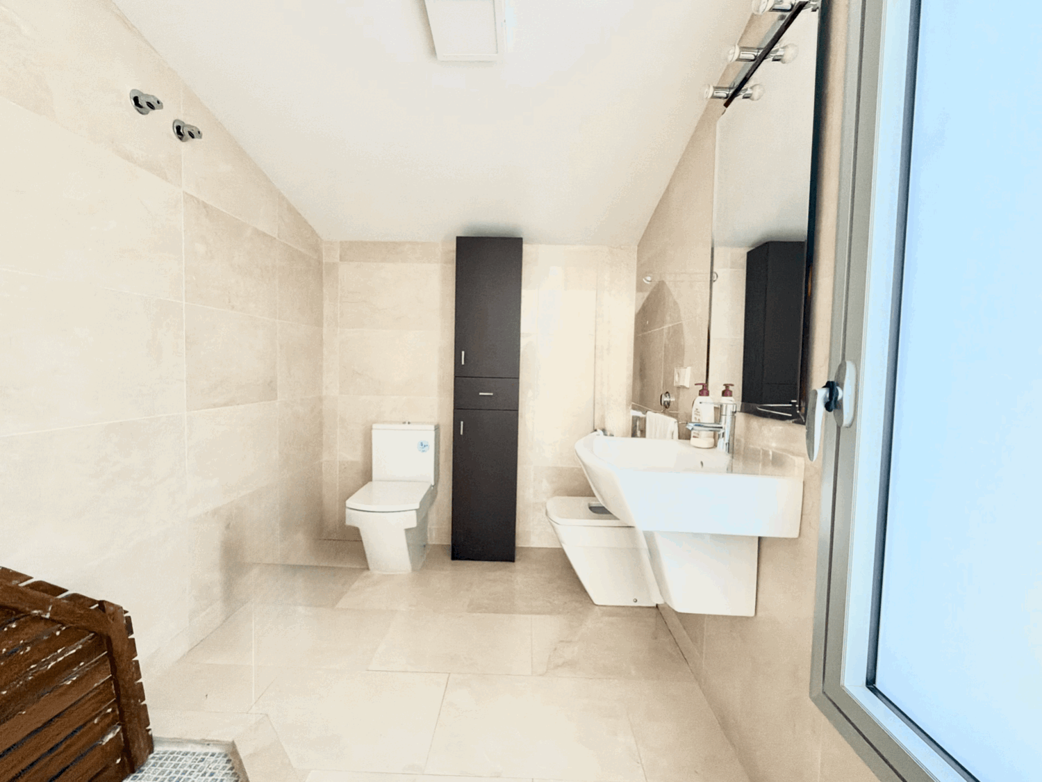 Hermosa villa de diseño moderno de cuatro dormitorios en Alcaidesa
